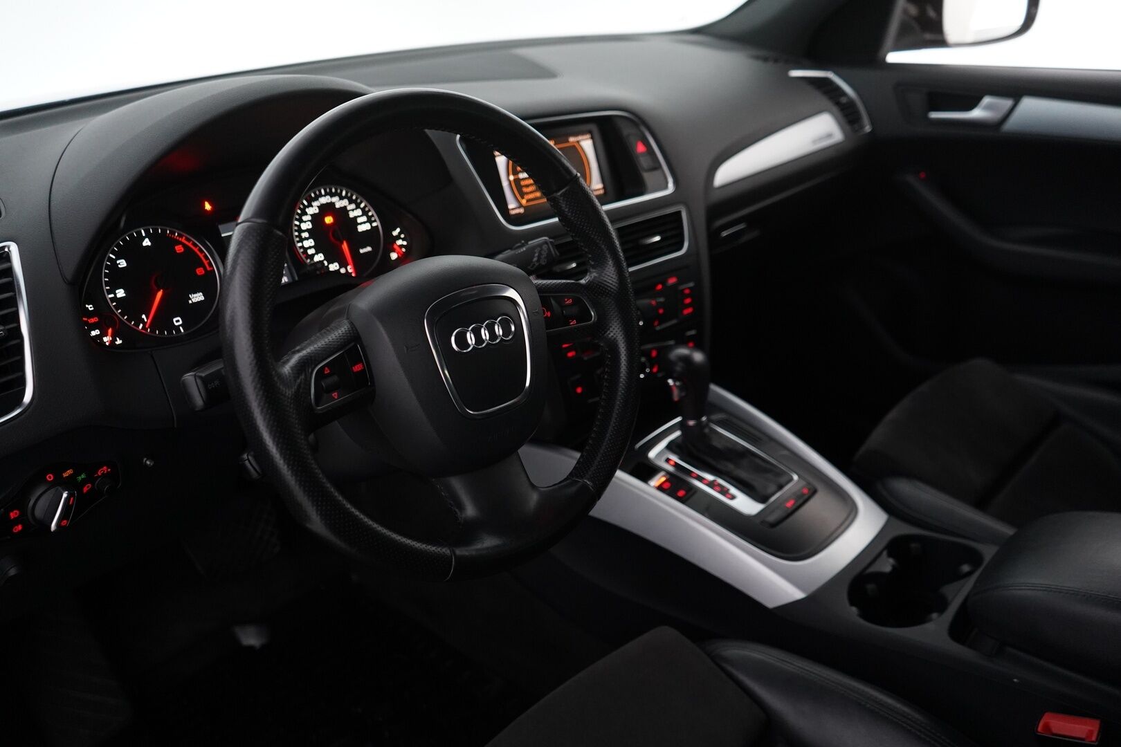 Audi Q5 2012 2,0 TDI quattro S tronic Offroad edition  *Webasto / Koukku / Vakkari / Nahka-alcantara / Musta - Suomi-auto / viimeisin huolto 08/25 / Jakopää 10/24! / Kaksoismassa vauhtipyörä 182tkm! 