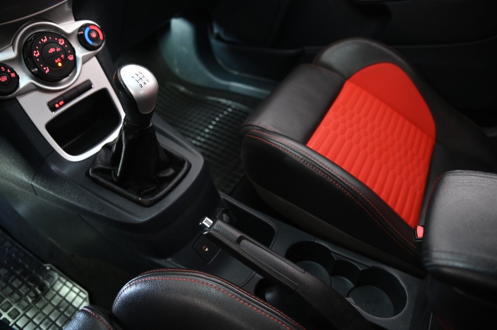 Ford Fiesta Van 2012 1,6 TDCi 95hv SportVan M5 - Recaro | JR-Vanteet | Navi | BT | Peruutuskamera | 2xvanteet&renkaat 