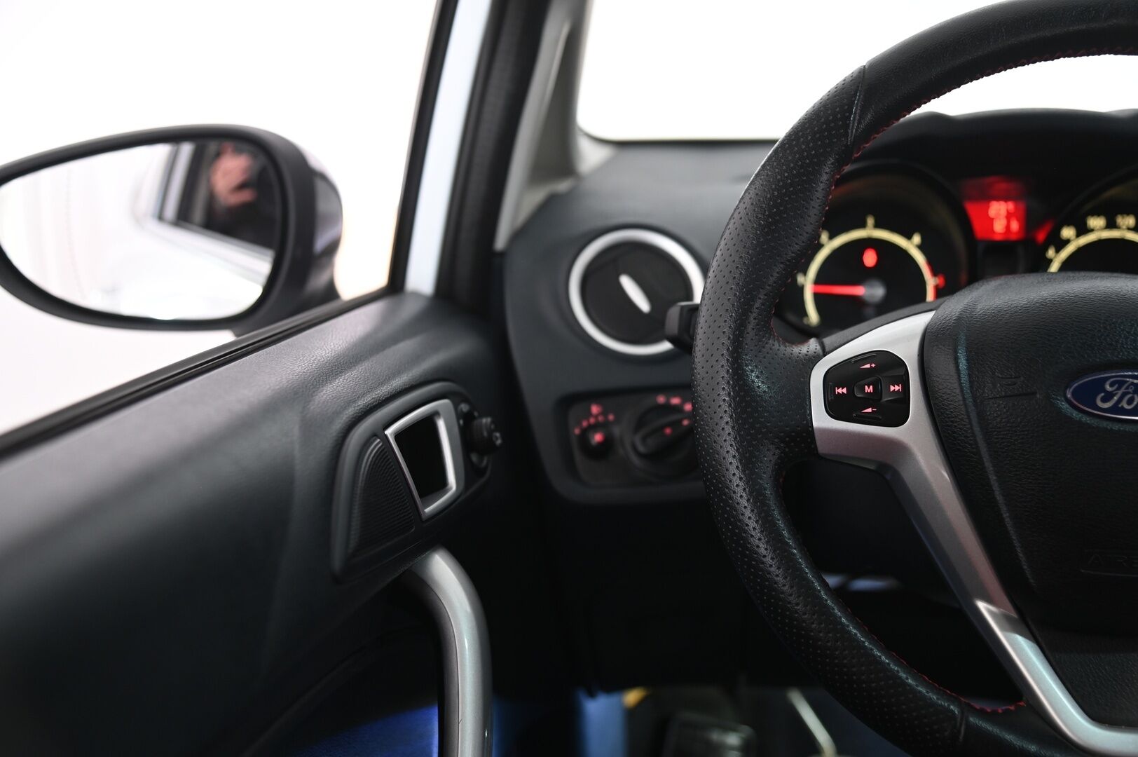 Ford Fiesta Van 2012 1,6 TDCi 95hv SportVan M5 - Recaro | JR-Vanteet | Navi | BT | Peruutuskamera | 2xvanteet&renkaat 