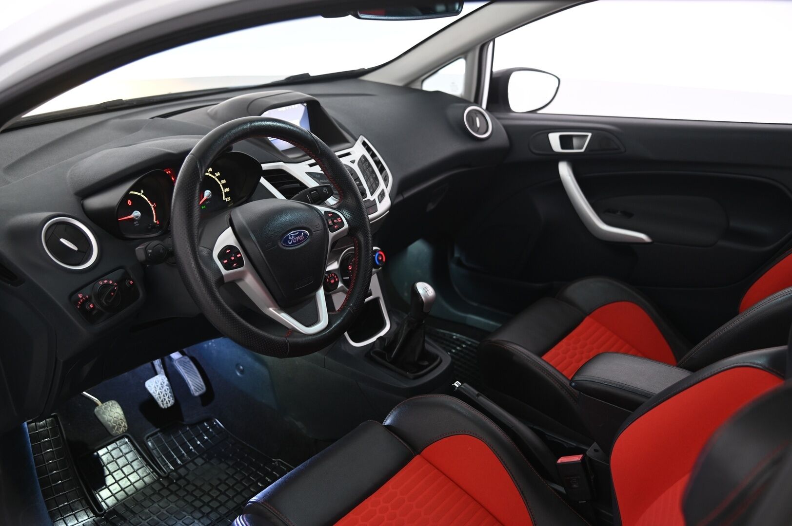 Ford Fiesta Van 2012 1,6 TDCi 95hv SportVan M5 - Recaro | JR-Vanteet | Navi | BT | Peruutuskamera | 2xvanteet&renkaat 