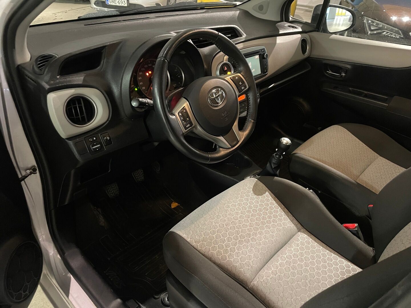 Toyota Yaris 2012 1,33 Dual VVT-i Comfort 5ov - | Koukku | Vakkari | P-Kamera | Navi | Lohko | Kahdet hyvät renkaat | Hyvin huollettu | Suomiauto | 
