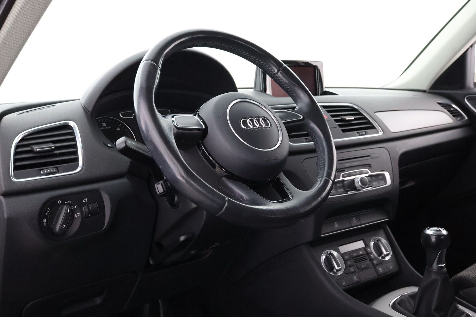 Audi Q3 2012 2,0 TDI 103kW Start-Stop Business - Suomiauto / Xenon / Peruutustutka / Lohko & Sisäpistoke / Vetokoukku / Vakkari / Juuri tullut Tampereelle / Jakopää hiljattain tehty!