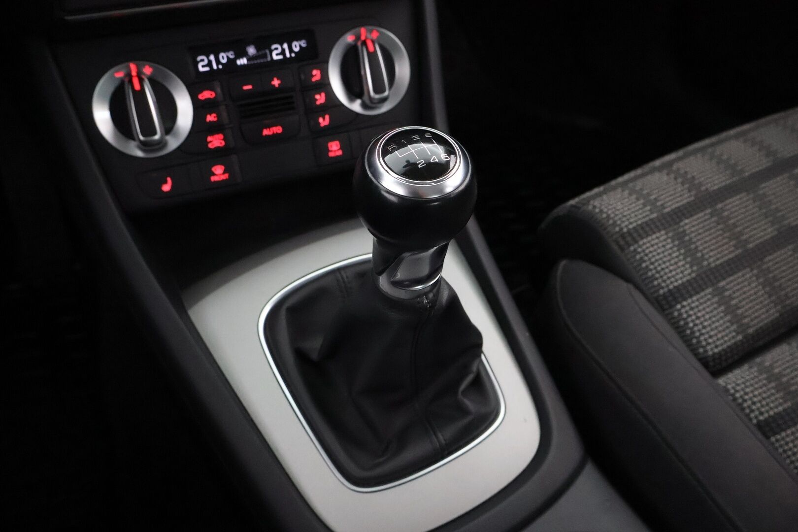 Audi Q3 2012 2,0 TDI 103kW Start-Stop Business - Suomiauto / Xenon / Peruutustutka / Lohko & Sisäpistoke / Vetokoukku / Vakkari / Juuri tullut Tampereelle / Jakopää hiljattain tehty!