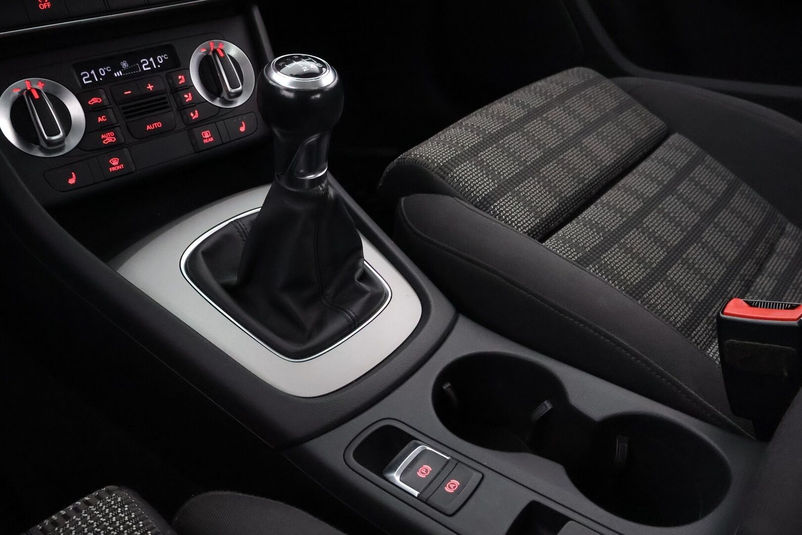 Audi Q3 2012 2,0 TDI 103kW Start-Stop Business - Suomiauto / Xenon / Peruutustutka / Lohko & Sisäpistoke / Vetokoukku / Vakkari / Juuri tullut Tampereelle / Jakopää hiljattain tehty!