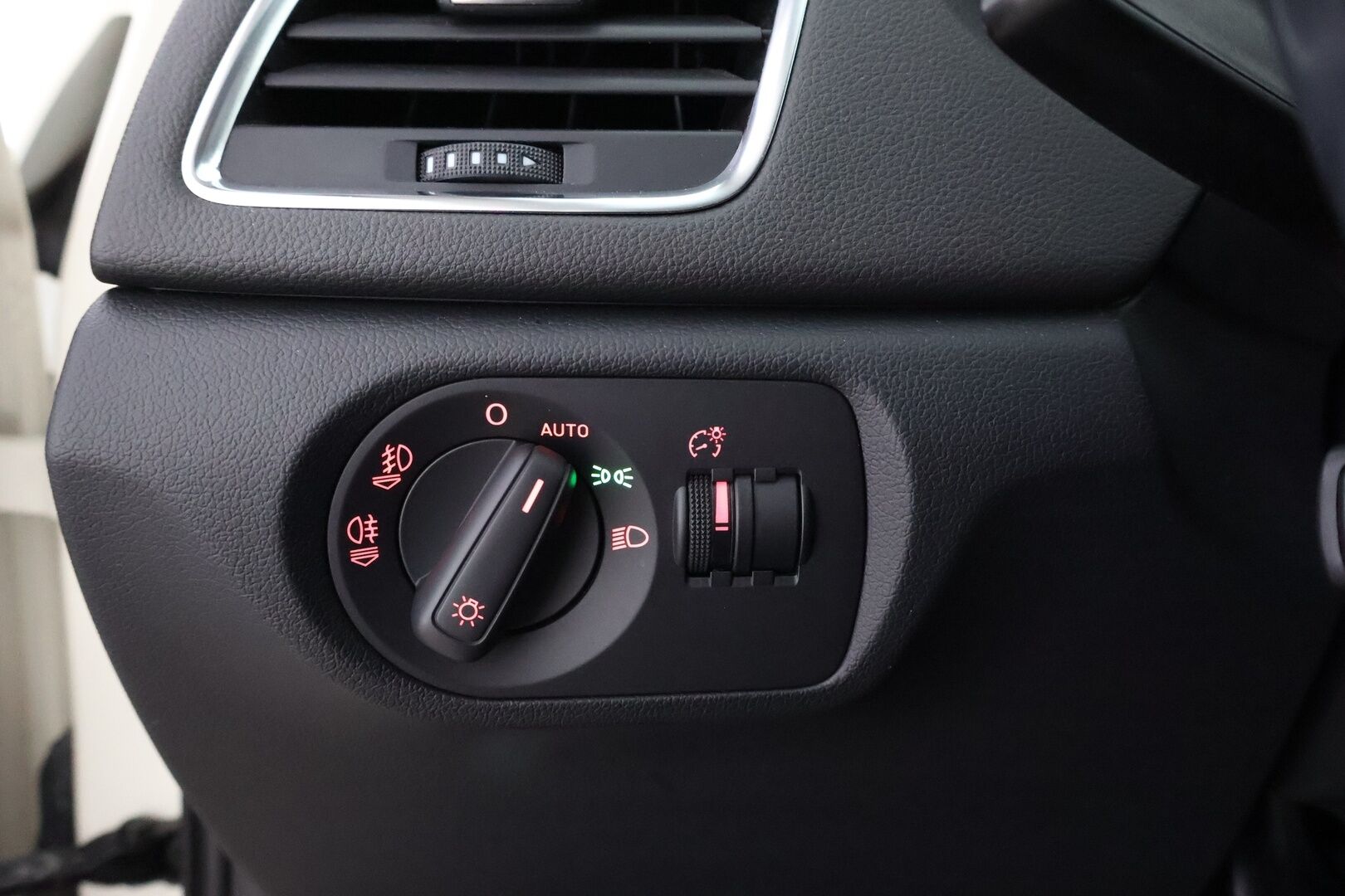 Audi Q3 2012 2,0 TDI 103kW Start-Stop Business - Suomiauto / Xenon / Peruutustutka / Lohko & Sisäpistoke / Vetokoukku / Vakkari / Juuri tullut Tampereelle / Jakopää hiljattain tehty!