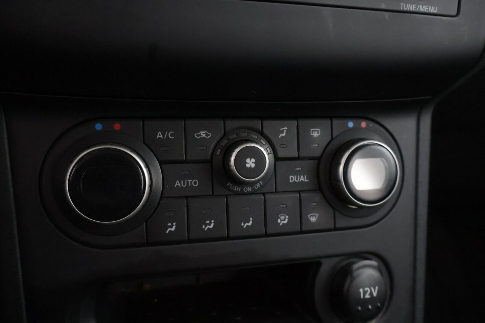Nissan Qashqai 2013 1,6L Stop / Start System Acenta 2WD 5M/T * Vakkari / Aut.Ilmastointi / Lohko+sisäpistoke * - * Hyvin huollettu / 2x Renkaat alumiinivanteilla! *