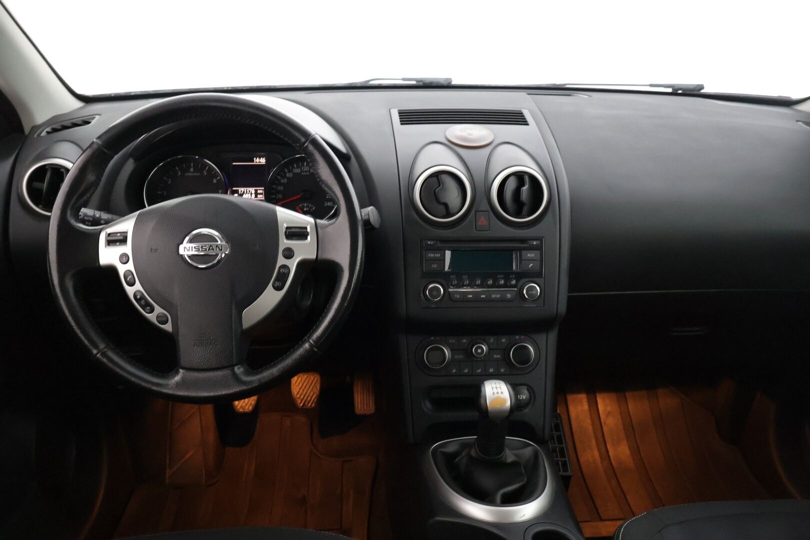 Nissan Qashqai 2013 1,6L Stop / Start System Acenta 2WD 5M/T * Vakkari / Aut.Ilmastointi / Lohko+sisäpistoke * - * Hyvin huollettu / 2x Renkaat alumiinivanteilla! *