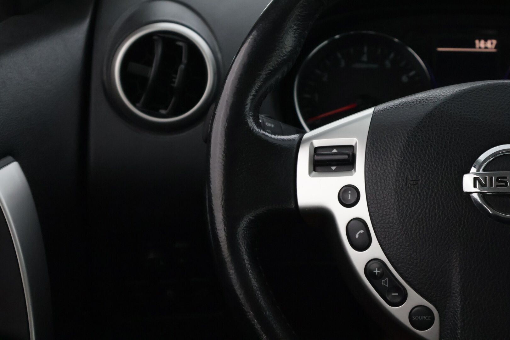 Nissan Qashqai 2013 1,6L Stop / Start System Acenta 2WD 5M/T * Vakkari / Aut.Ilmastointi / Lohko+sisäpistoke * - * Hyvin huollettu / 2x Renkaat alumiinivanteilla! *