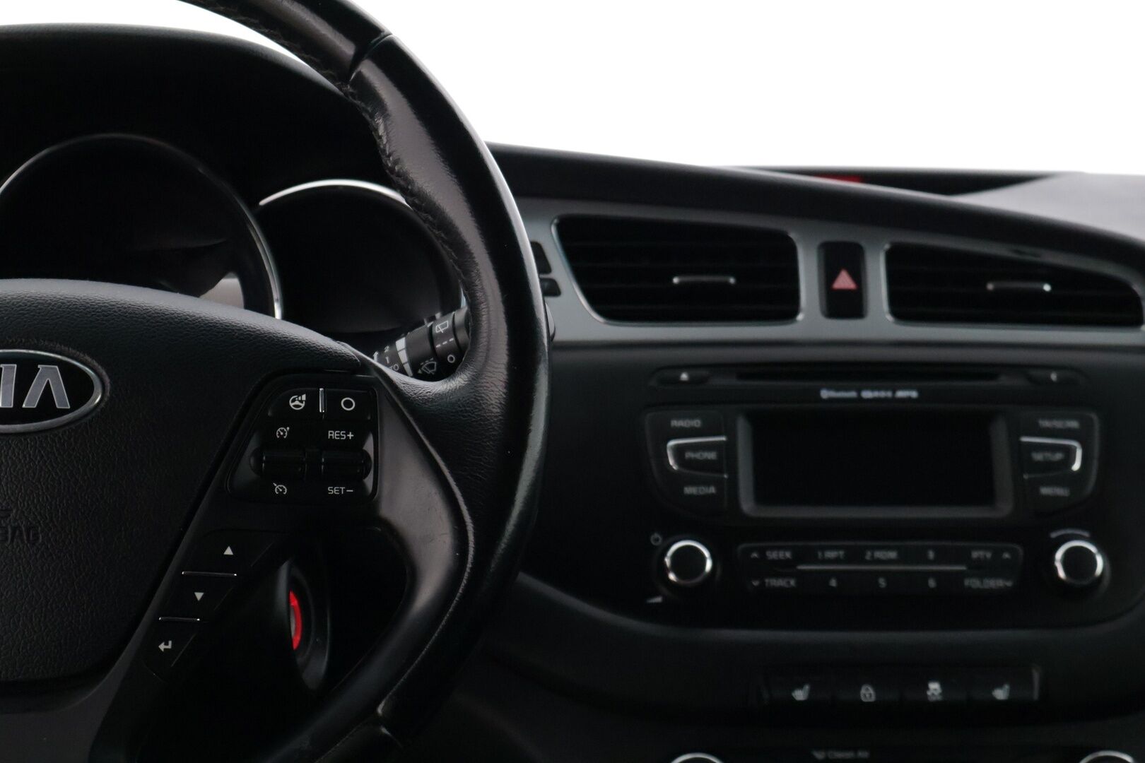 Kia Ceed 2014 1,6 CRDi EX A/T * Webasto / Ratinlämmitin / Bluetooth / P-Tutkat / Monitoimiratti / Vakkari / * - Hyvällä pidolla näyttävä sporttinen hatchback. Webasto - HULLUT VÄLIPÄIVÄT KORKOTARJOUS 2,49%