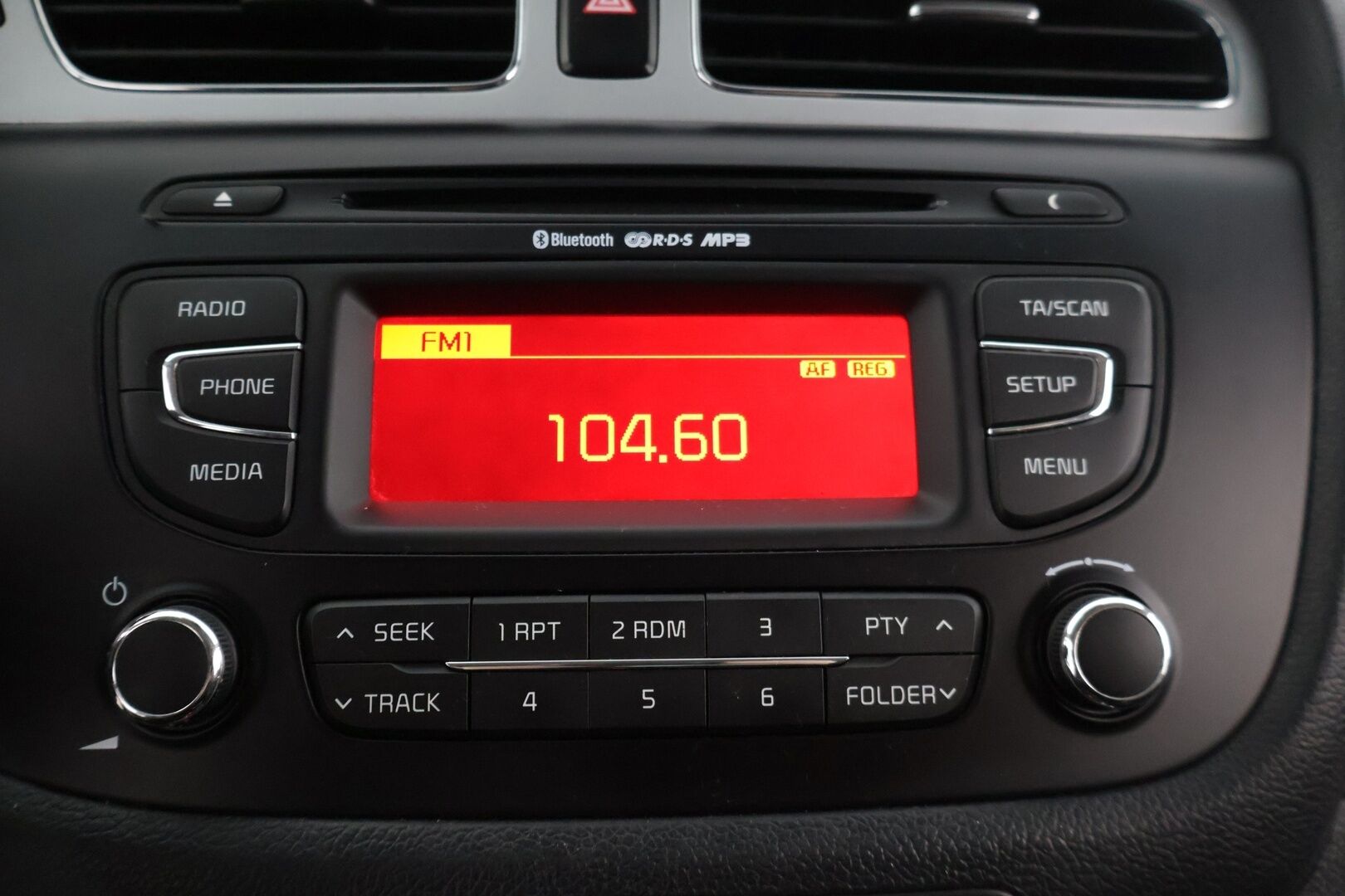 Kia Ceed 2014 1,6 CRDi EX A/T * Webasto / Ratinlämmitin / Bluetooth / P-Tutkat / Monitoimiratti / Vakkari / * - Hyvällä pidolla näyttävä sporttinen hatchback. Webasto - HULLUT VÄLIPÄIVÄT KORKOTARJOUS 2,49%