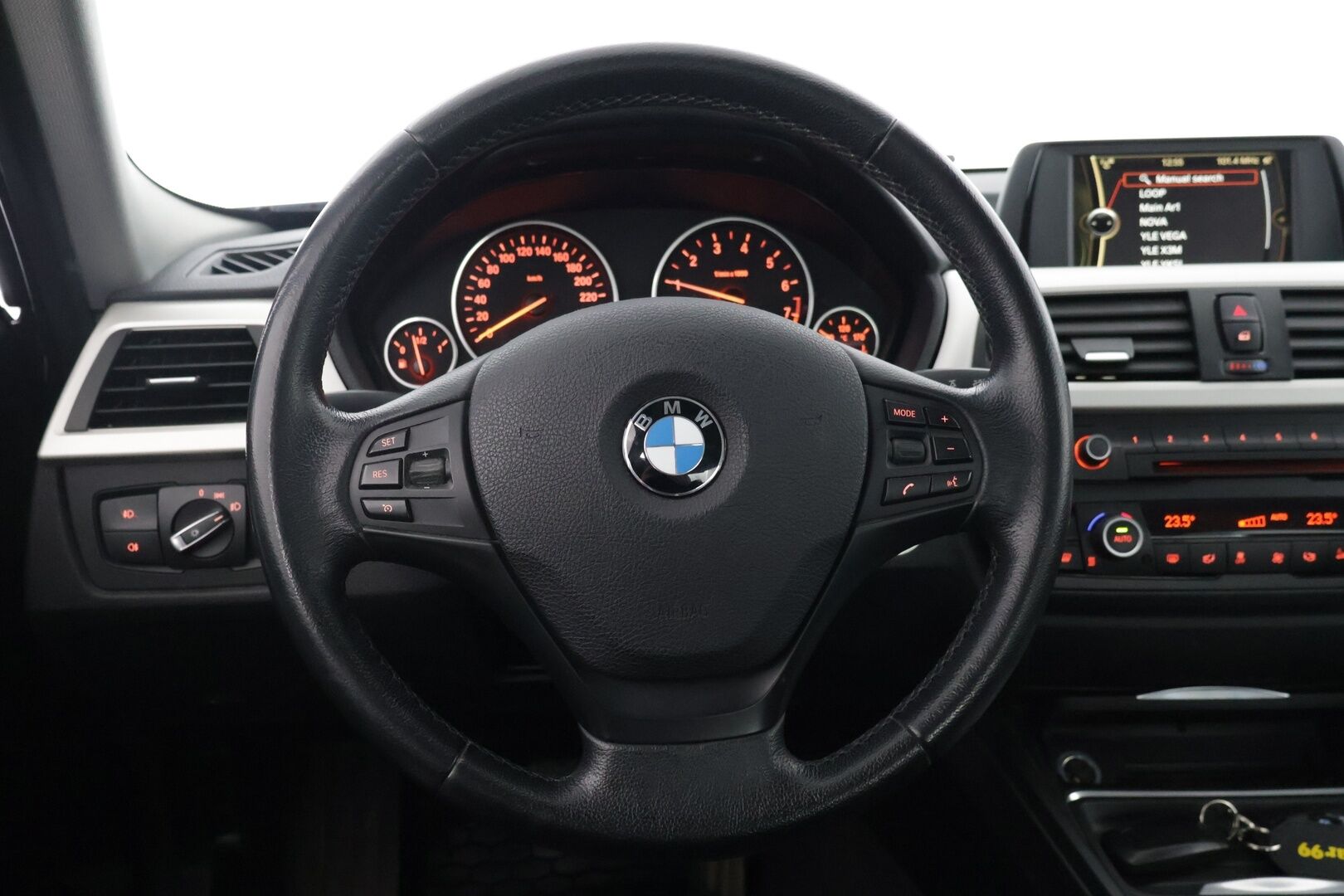 BMW 320 2013 xDrive Edition ** YritysOutlet - Myydään vain yrityksille - Urheiluistuimet / Tutkat taakse / Xenon ajovalot *