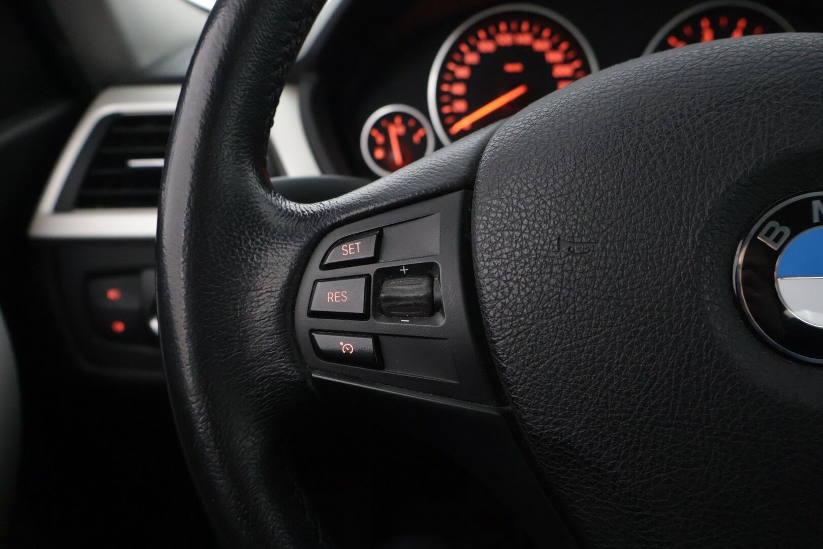 BMW 320 2013 xDrive Edition ** YritysOutlet - Myydään vain yrityksille - Urheiluistuimet / Tutkat taakse / Xenon ajovalot *