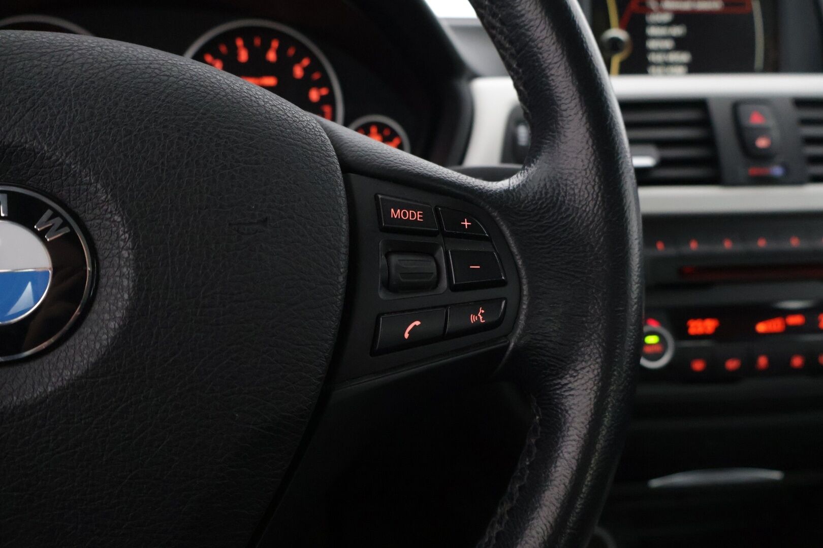 BMW 320 2013 xDrive Edition ** YritysOutlet - Myydään vain yrityksille - Urheiluistuimet / Tutkat taakse / Xenon ajovalot *