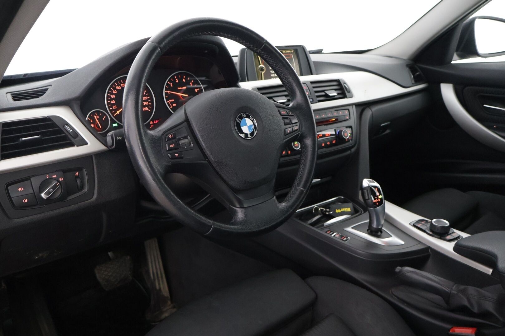 BMW 320 2013 xDrive Edition ** YritysOutlet - Myydään vain yrityksille - Urheiluistuimet / Tutkat taakse / Xenon ajovalot *