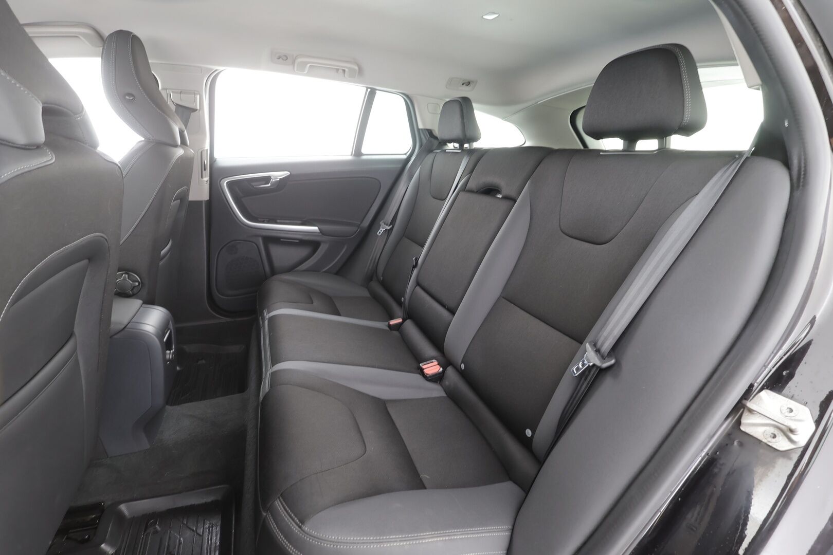 Volvo V60 2014 T3 Business aut - | ACC | BLIS | Navi | Xenon | Kaistavahti | Digimittari | Lämm. ratti | P.tutkat | BT audio | Hyvät huollot | Lohko + sisähaara |  