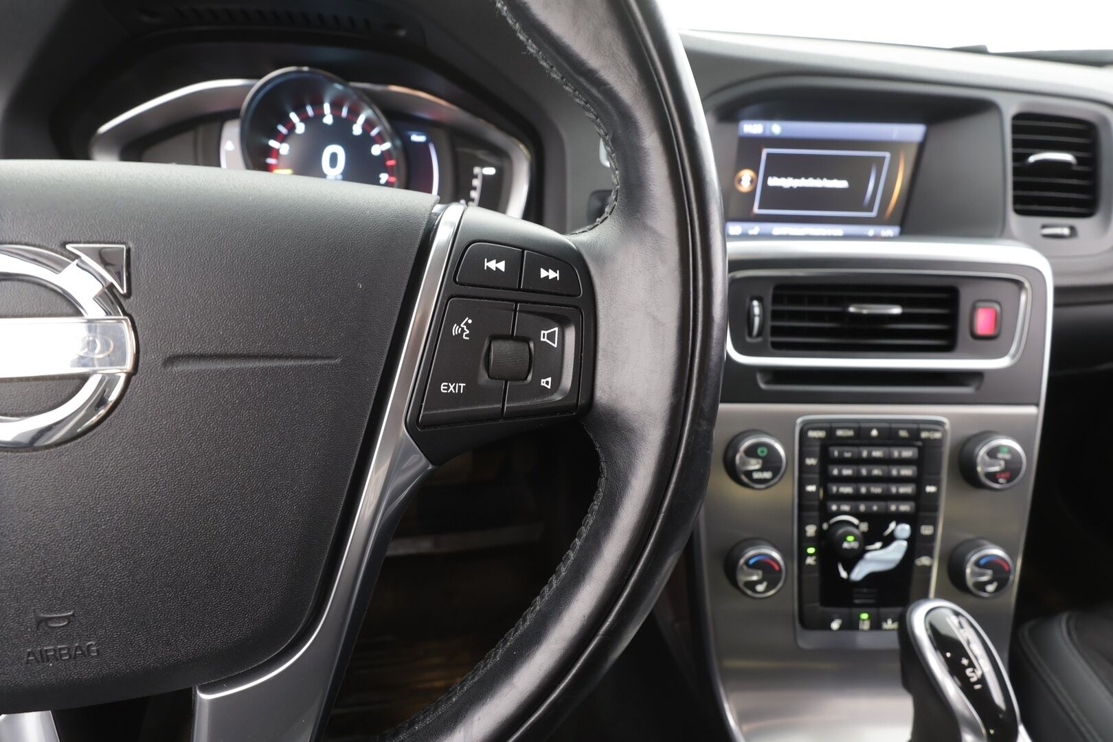 Volvo V60 2014 T3 Business aut - | ACC | BLIS | Navi | Xenon | Kaistavahti | Digimittari | Lämm. ratti | P.tutkat | BT audio | Hyvät huollot | Lohko + sisähaara |  