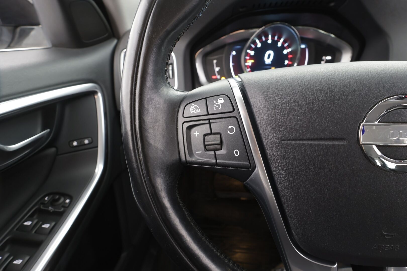 Volvo V60 2014 T3 Business aut - | ACC | BLIS | Navi | Xenon | Kaistavahti | Digimittari | Lämm. ratti | P.tutkat | BT audio | Hyvät huollot | Lohko + sisähaara |  