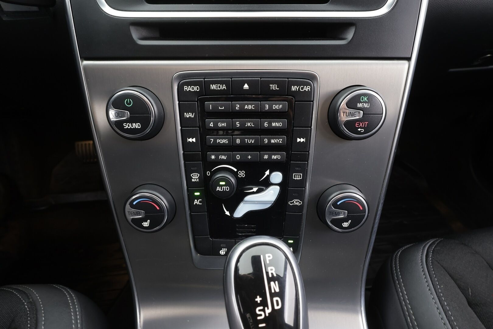 Volvo V60 2014 T3 Business aut - | ACC | BLIS | Navi | Xenon | Kaistavahti | Digimittari | Lämm. ratti | P.tutkat | BT audio | Hyvät huollot | Lohko + sisähaara |  