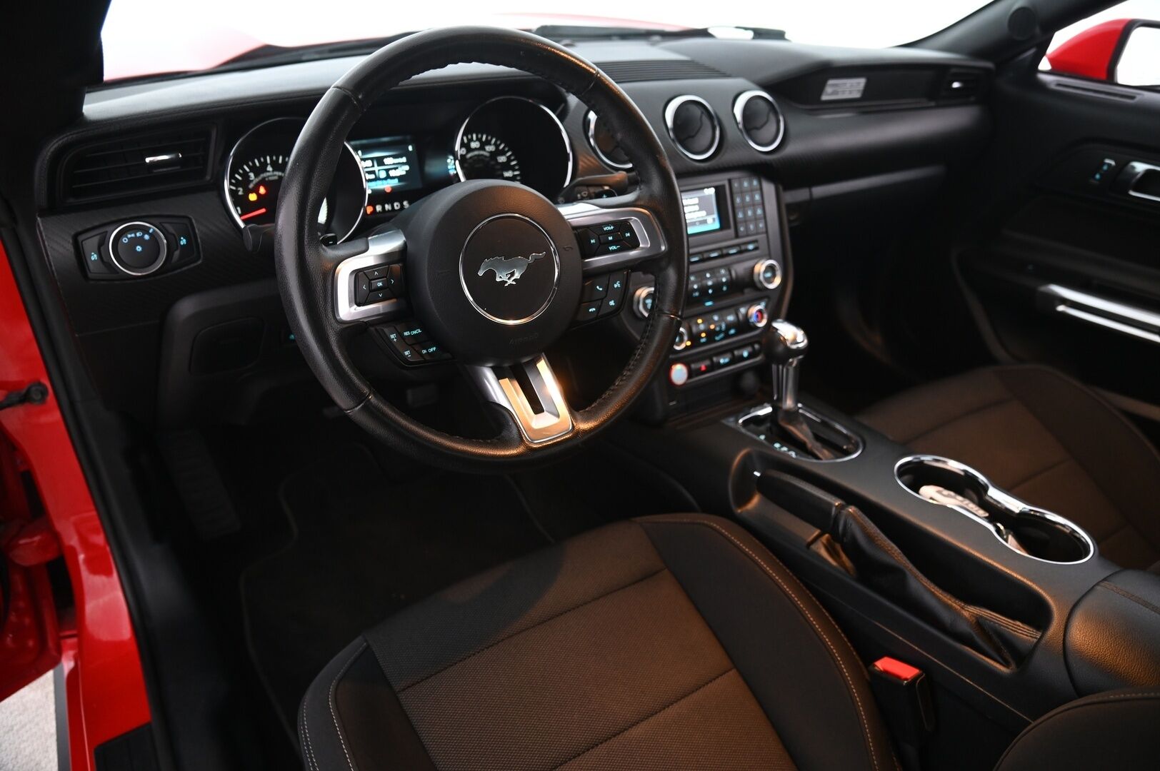 Ford Mustang 2016 3,7 V6 Coupé - Todella upea! | Röyheät äänet | P. Kamera | Etäkäynnistys | Keyless Go | Vakkari | 2x alut