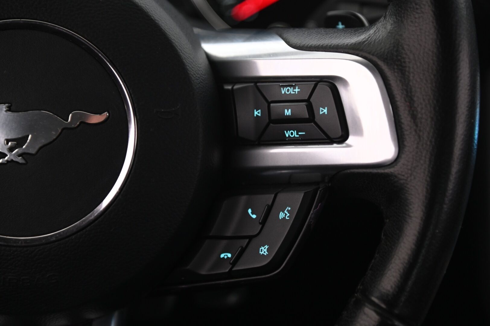 Ford Mustang 2016 3,7 V6 Coupé - Todella upea! | Röyheät äänet | P. Kamera | Etäkäynnistys | Keyless Go | Vakkari | 2x alut