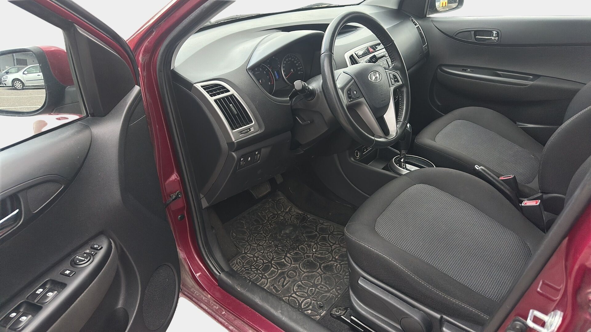Hyundai i20 5d 2014 1,4 4AT Comfort - YritysOutlet - Myydään vain yrityksille! | Kahdet renkaat | Penkinlämmittimet | Lohko 