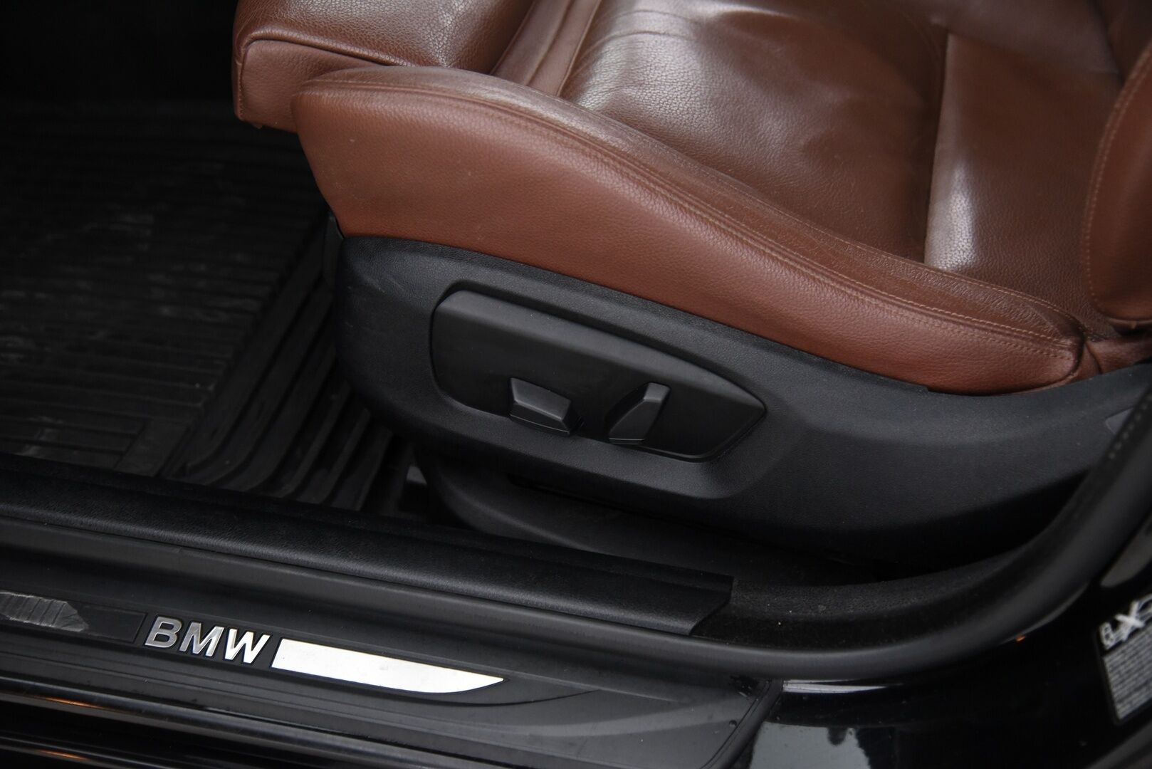 BMW 520 2014 F10 Sedan 520d TwinPower Turbo A xDrive / Harman/Kardon / Ruskeat Sporttinahat / Prof. Navi / Suomi-Auto / P-Tutkat - Lämmitettävä ohjauspyörä / Juuri huollettu!