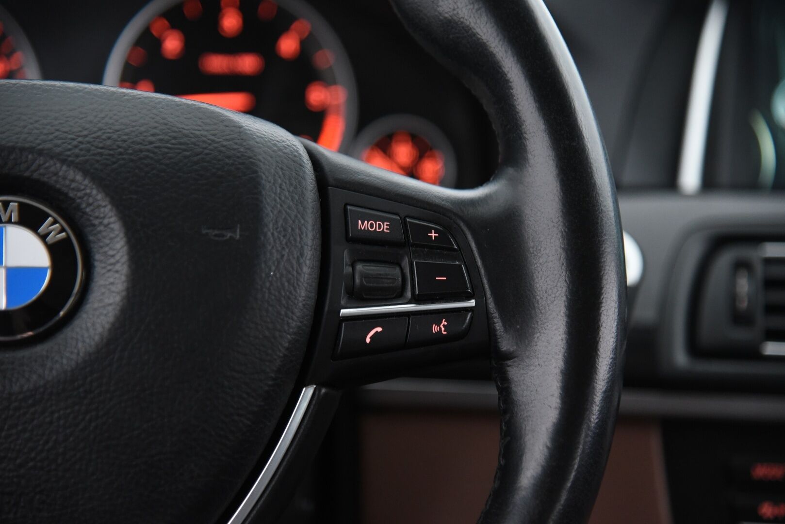 BMW 520 2014 F10 Sedan 520d TwinPower Turbo A xDrive / Harman/Kardon / Ruskeat Sporttinahat / Prof. Navi / Suomi-Auto / P-Tutkat - Lämmitettävä ohjauspyörä / Juuri huollettu!