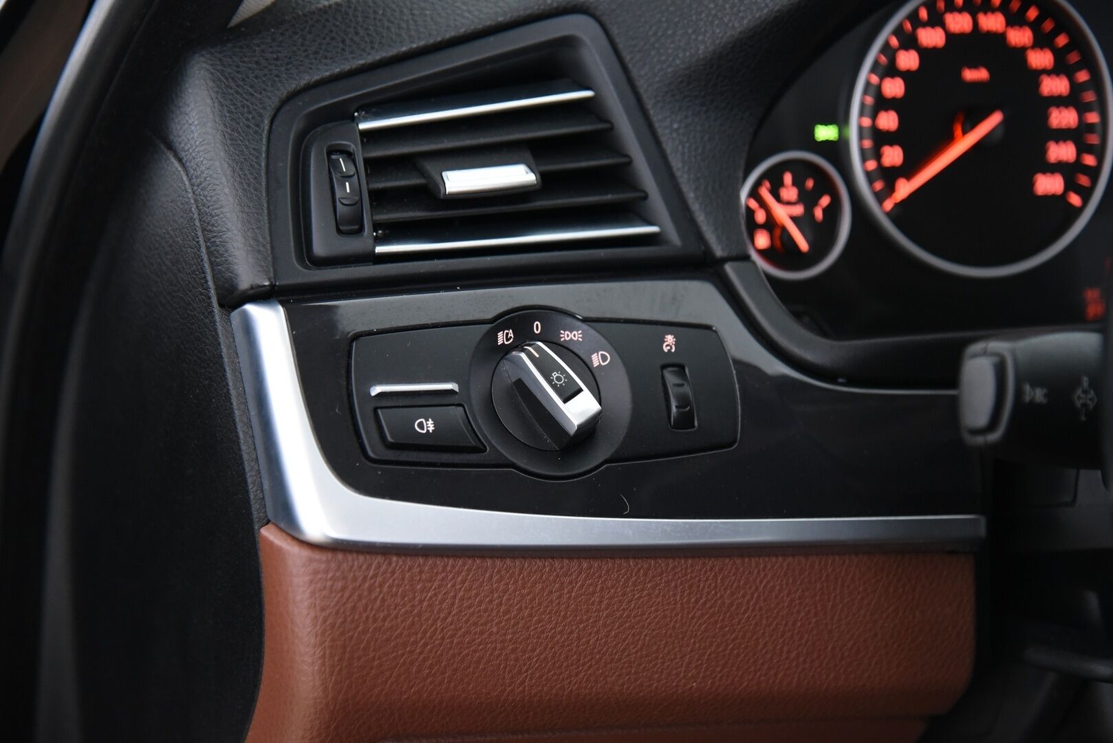 BMW 520 2014 F10 Sedan 520d TwinPower Turbo A xDrive / Harman/Kardon / Ruskeat Sporttinahat / Prof. Navi / Suomi-Auto / P-Tutkat - Lämmitettävä ohjauspyörä / Juuri huollettu!