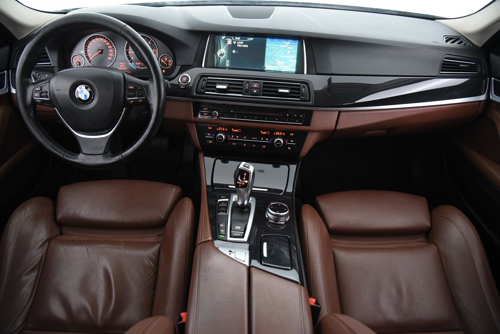 BMW 520 2014 F10 Sedan 520d TwinPower Turbo A xDrive / Harman/Kardon / Ruskeat Sporttinahat / Prof. Navi / Suomi-Auto / P-Tutkat - Lämmitettävä ohjauspyörä / Juuri huollettu!