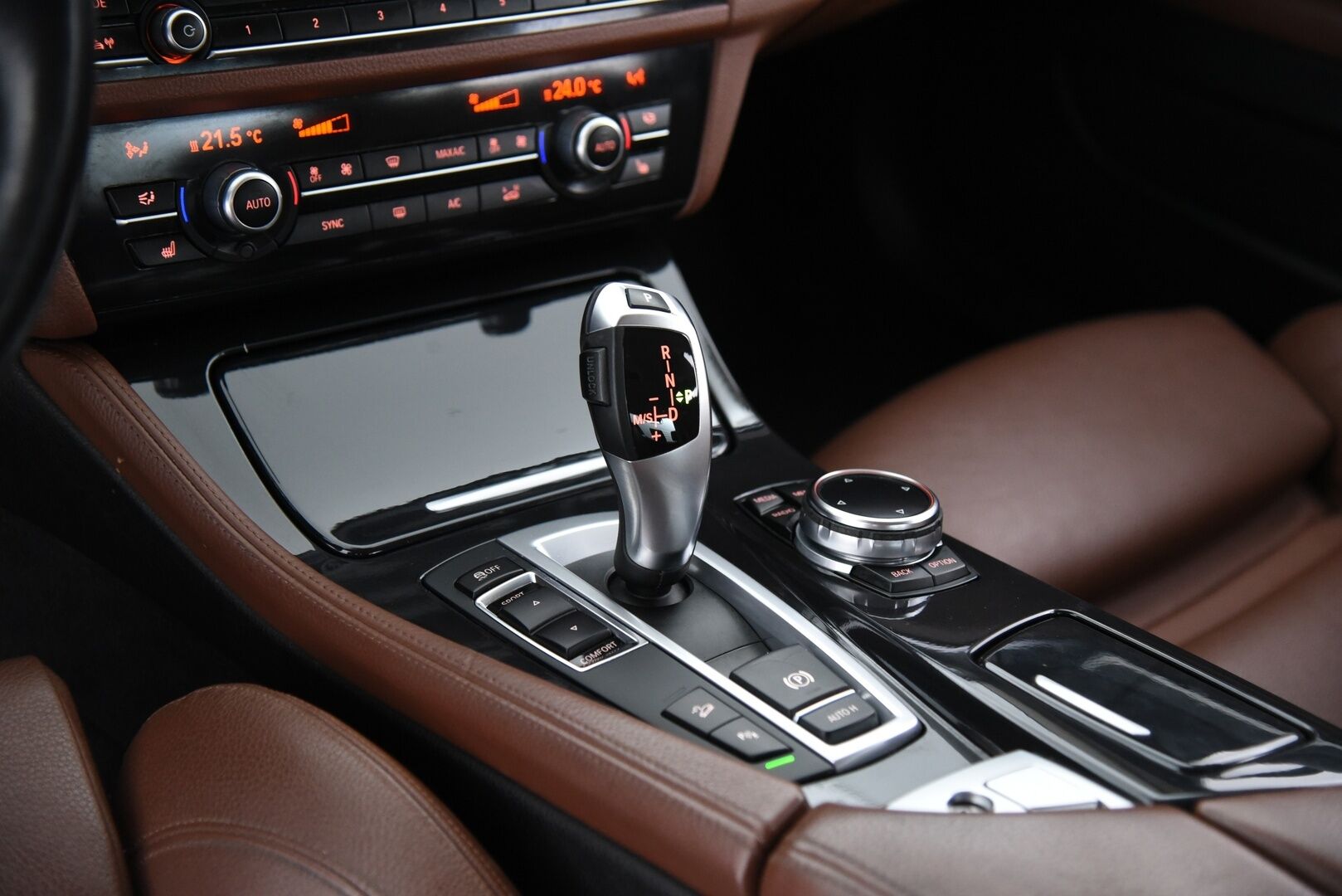 BMW 520 2014 F10 Sedan 520d TwinPower Turbo A xDrive / Harman/Kardon / Ruskeat Sporttinahat / Prof. Navi / Suomi-Auto / P-Tutkat - Lämmitettävä ohjauspyörä / Juuri huollettu!