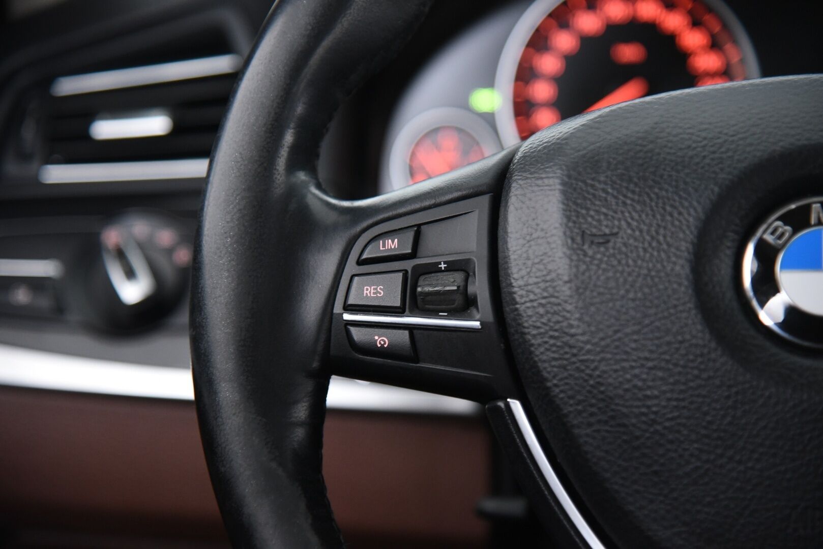 BMW 520 2014 F10 Sedan 520d TwinPower Turbo A xDrive / Harman/Kardon / Ruskeat Sporttinahat / Prof. Navi / Suomi-Auto / P-Tutkat - Lämmitettävä ohjauspyörä / Juuri huollettu!