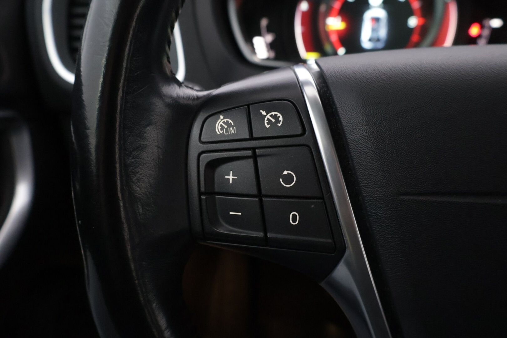 Volvo V40 2015 D2 Ocean Race Business aut | MYYDÄÄN HUUTOKAUPAT.COM | - Webasto | Koukku | Vakkari | Tutka | Sporttinahat | Xenon | Digimittari | Hyvin huollettu