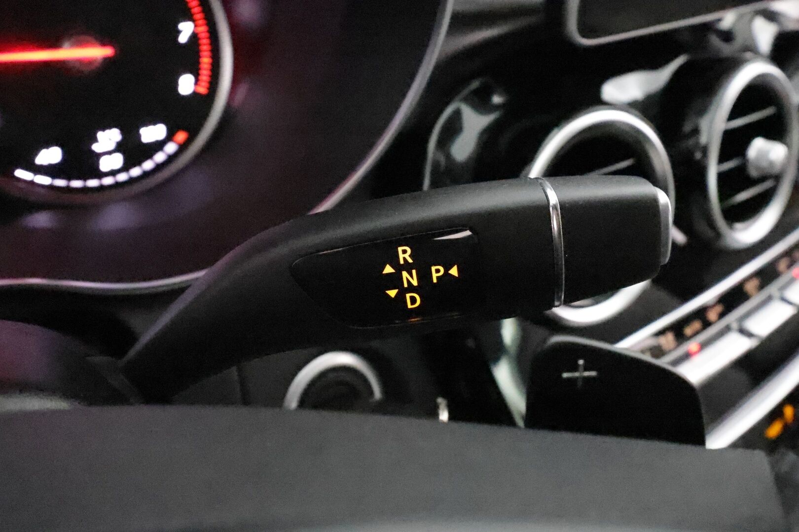 Mercedes-Benz C 2015 200 A Premium Business **Vakkari / ILS-LED / P.tutkat / Lohkolämmitin / Puolinahat / Koukku** - Suomi-auto / Kahdet renkaat aluvanteilla / Merkkihuollettu