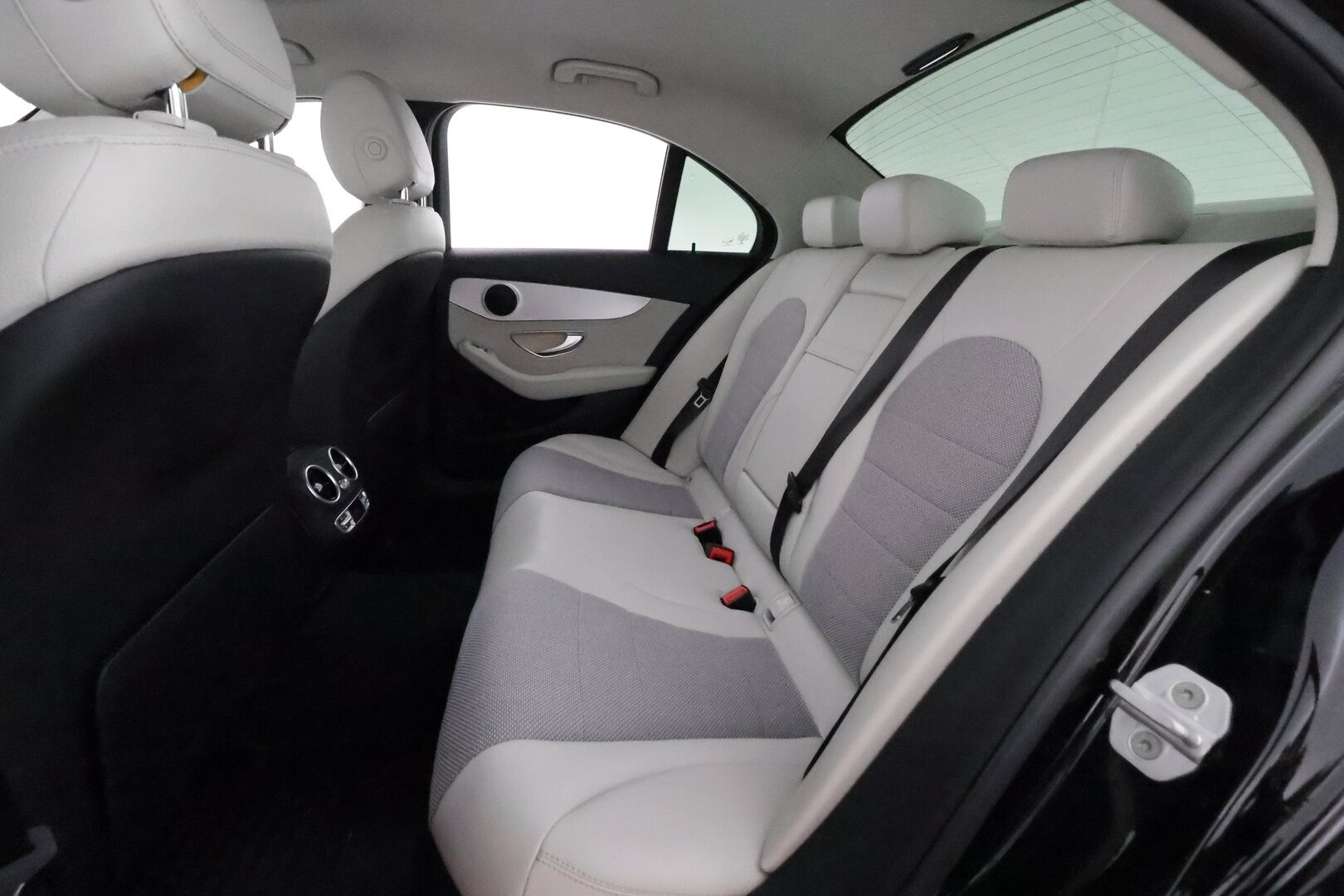 Mercedes-Benz C 2015 200 A Premium Business **Vakkari / ILS-LED / P.tutkat / Lohkolämmitin / Puolinahat / Koukku** - Suomi-auto / Kahdet renkaat aluvanteilla / Merkkihuollettu