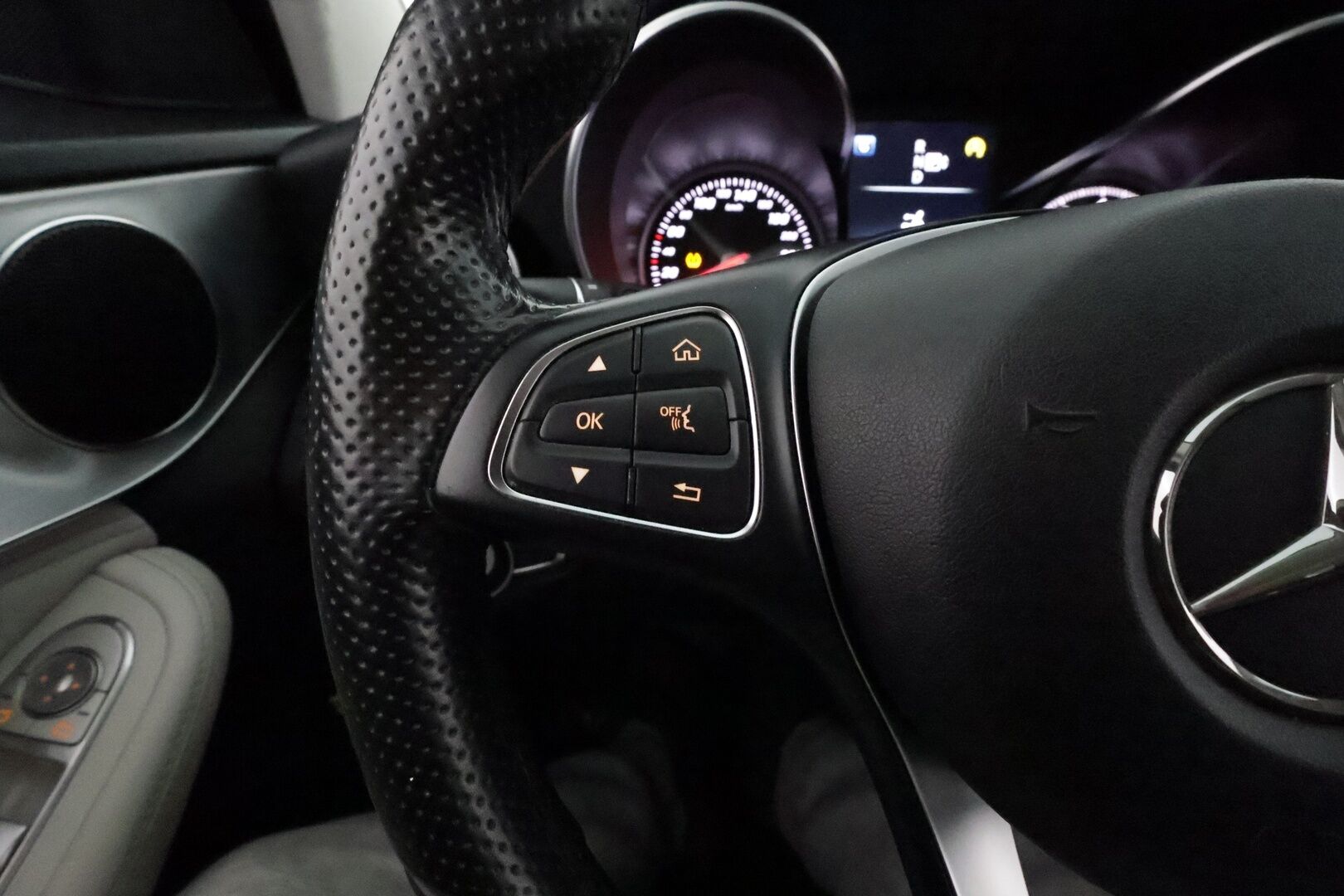 Mercedes-Benz C 2015 200 A Premium Business **Vakkari / ILS-LED / P.tutkat / Lohkolämmitin / Puolinahat / Koukku** - Suomi-auto / Kahdet renkaat aluvanteilla / Merkkihuollettu