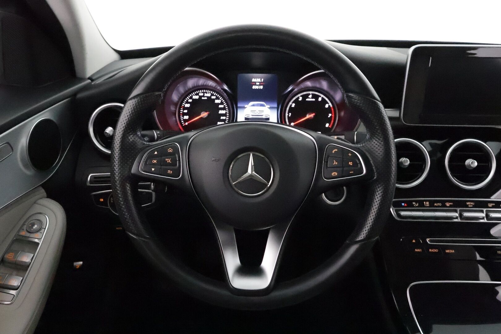 Mercedes-Benz C 2015 200 A Premium Business **Vakkari / ILS-LED / P.tutkat / Lohkolämmitin / Puolinahat / Koukku** - Suomi-auto / Kahdet renkaat aluvanteilla / Merkkihuollettu