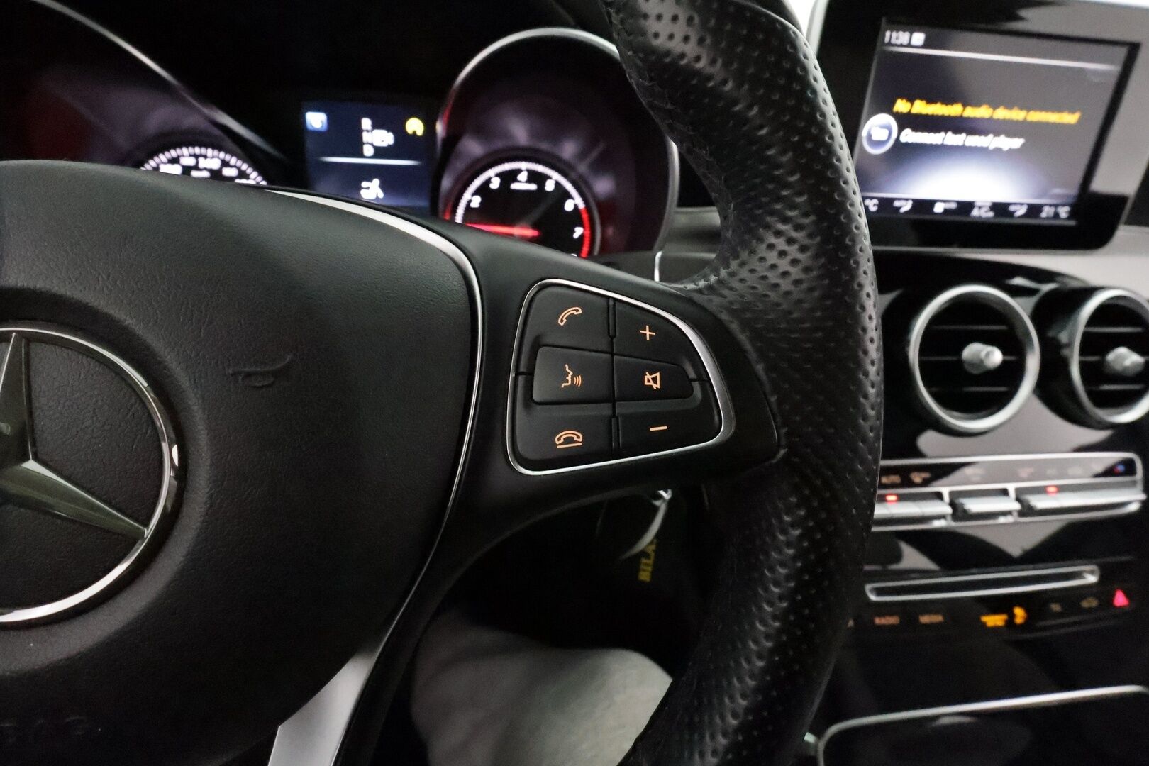 Mercedes-Benz C 2015 200 A Premium Business **Vakkari / ILS-LED / P.tutkat / Lohkolämmitin / Puolinahat / Koukku** - Suomi-auto / Kahdet renkaat aluvanteilla / Merkkihuollettu