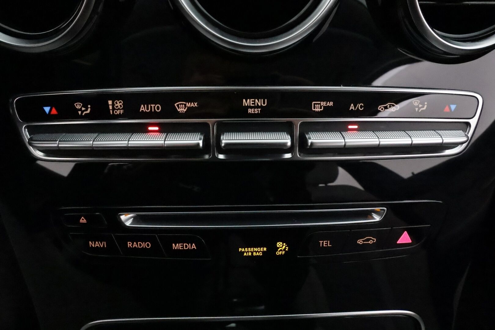 Mercedes-Benz C 2015 200 A Premium Business **Vakkari / ILS-LED / P.tutkat / Lohkolämmitin / Puolinahat / Koukku** - Suomi-auto / Kahdet renkaat aluvanteilla / Merkkihuollettu