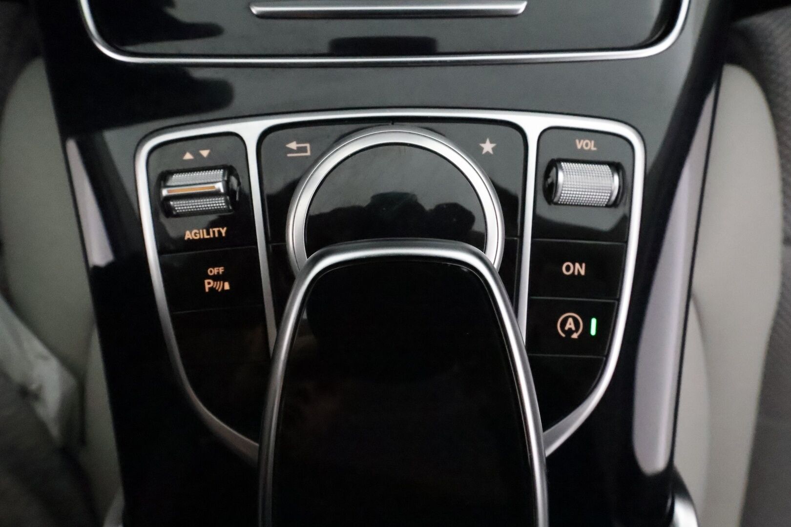 Mercedes-Benz C 2015 200 A Premium Business **Vakkari / ILS-LED / P.tutkat / Lohkolämmitin / Puolinahat / Koukku** - Suomi-auto / Kahdet renkaat aluvanteilla / Merkkihuollettu