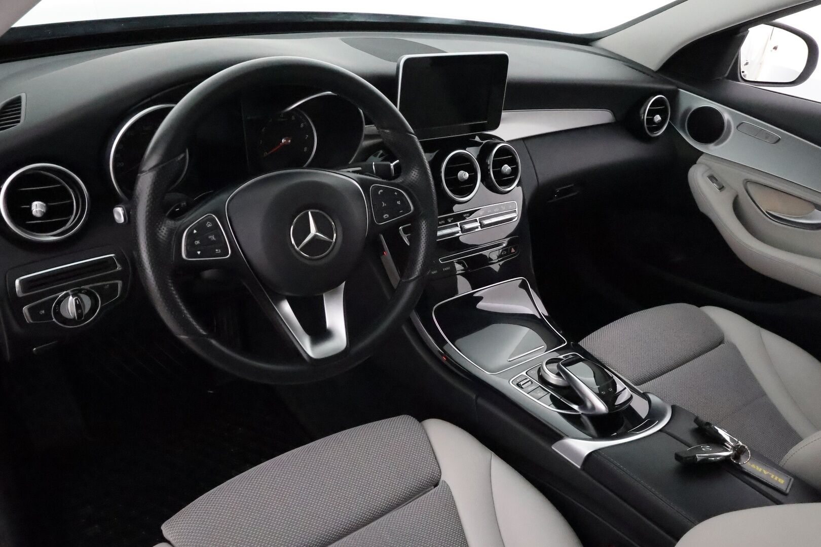Mercedes-Benz C 2015 200 A Premium Business **Vakkari / ILS-LED / P.tutkat / Lohkolämmitin / Puolinahat / Koukku** - Suomi-auto / Kahdet renkaat aluvanteilla / Merkkihuollettu