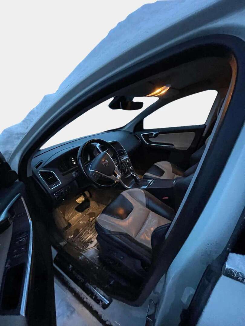 Volvo XC60 2015 D4 Summum aut* Muistipenkki / Sisätilanlämmitin / Vetokoukku / Nahkasisusta * - *Säännöllisesti huollettu / Jakopää vaihdettu 1/25 / ei Adblue / Juuri katsastettu *
