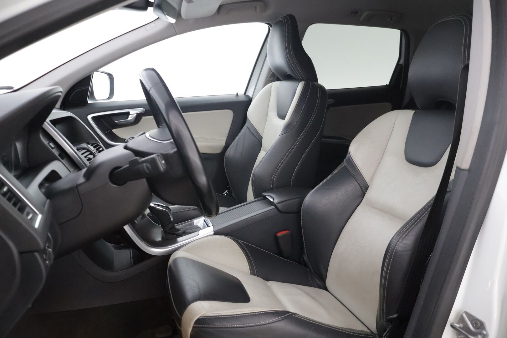 Volvo XC60 2015 D4 Summum aut* Muistipenkki / Sisätilanlämmitin / Vetokoukku / Nahkasisusta * - *Säännöllisesti huollettu, ruoste suojattu / Jakopää vaihdettu 1/25 / ei Adblue *