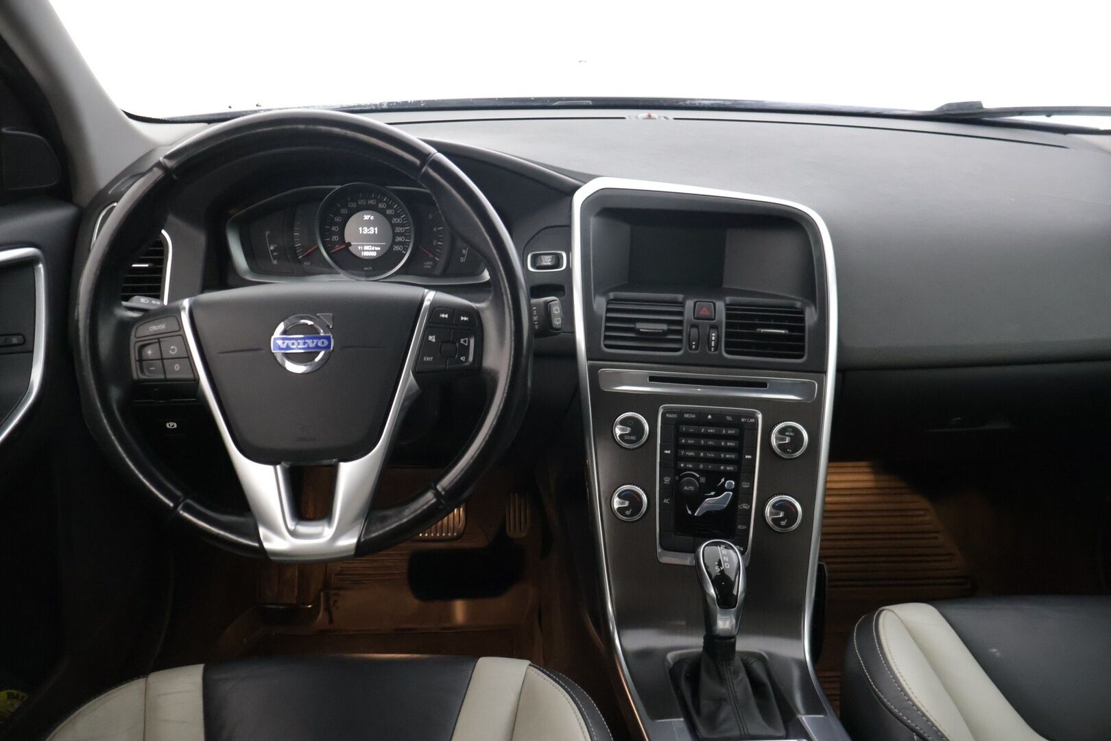 Volvo XC60 2015 D4 Summum aut* Muistipenkki / Sisätilanlämmitin / Vetokoukku / Nahkasisusta * - *Säännöllisesti huollettu, ruoste suojattu / Jakopää vaihdettu 1/25 / ei Adblue *