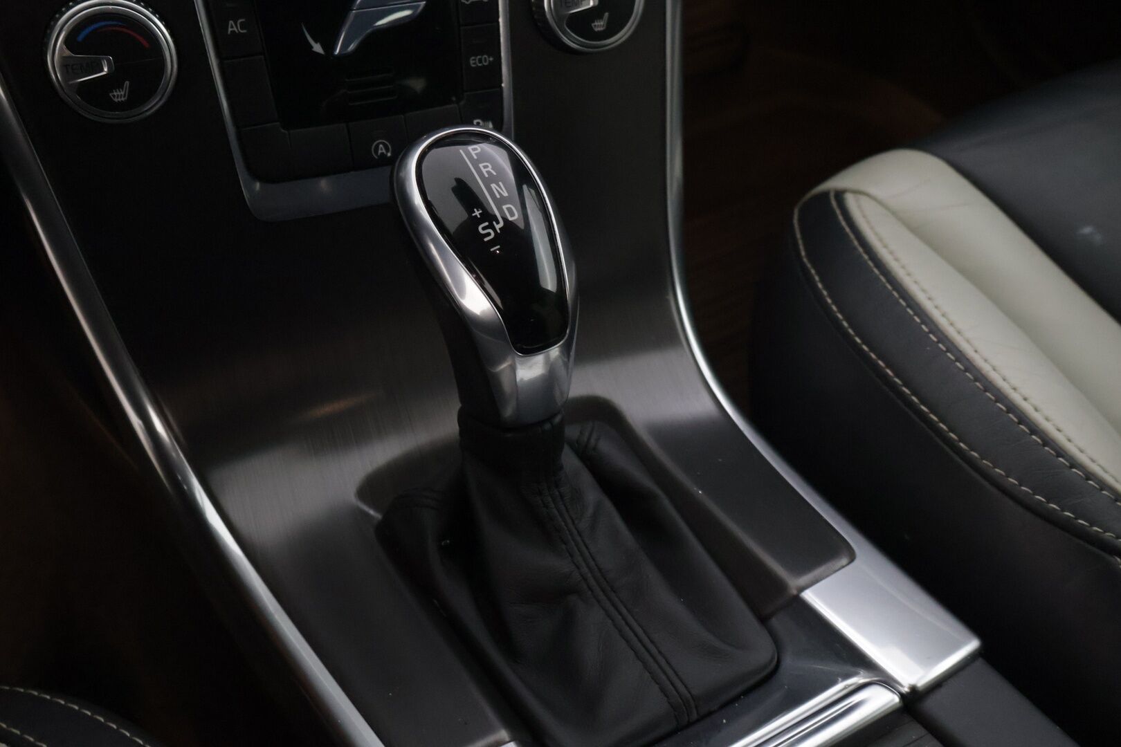 Volvo XC60 2015 D4 Summum aut* Muistipenkki / Sisätilanlämmitin / Vetokoukku / Nahkasisusta * - *Säännöllisesti huollettu, ruoste suojattu / Jakopää vaihdettu 1/25 / ei Adblue *
