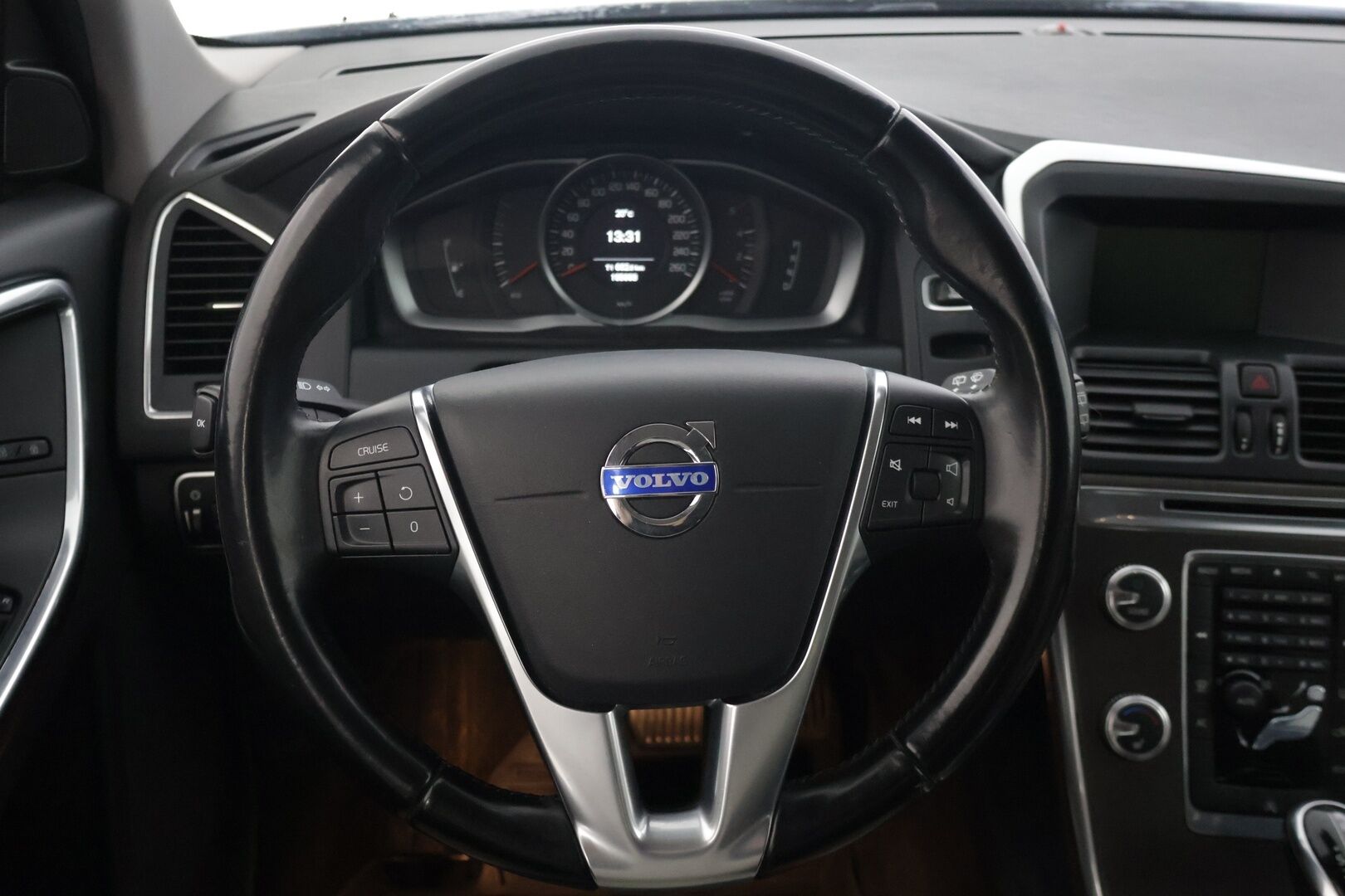 Volvo XC60 2015 D4 Summum aut* Muistipenkki / Sisätilanlämmitin / Vetokoukku / Nahkasisusta * - *Säännöllisesti huollettu, ruoste suojattu / Jakopää vaihdettu 1/25 / ei Adblue *