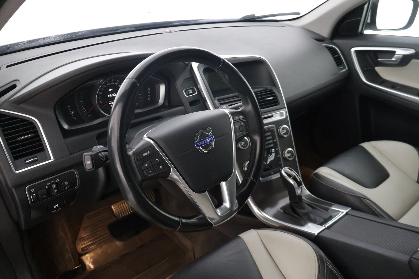 Volvo XC60 2015 D4 Summum aut* Muistipenkki / Sisätilanlämmitin / Vetokoukku / Nahkasisusta * - *Säännöllisesti huollettu / Jakopää vaihdettu 1/25 / ei Adblue / Juuri katsastettu *