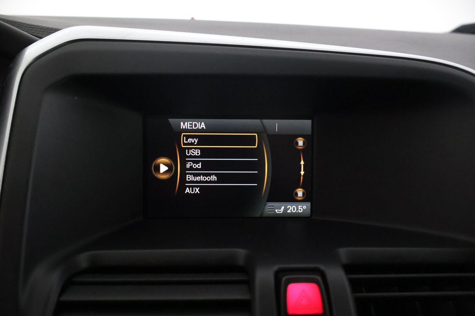 Volvo XC60 2015 D4 Summum aut* Muistipenkki / Sisätilanlämmitin / Vetokoukku / Nahkasisusta * - *Säännöllisesti huollettu, ruoste suojattu / Jakopää vaihdettu 1/25 / ei Adblue *