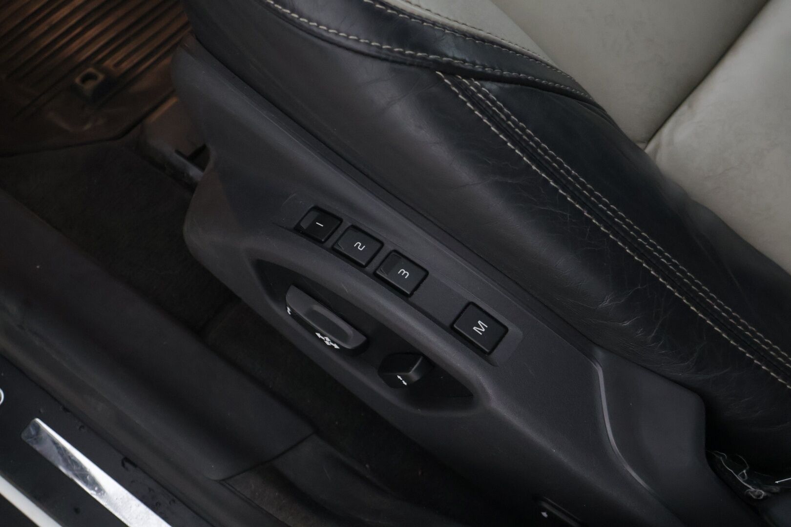 Volvo XC60 2015 D4 Summum aut* Muistipenkki / Sisätilanlämmitin / Vetokoukku / Nahkasisusta * - *Säännöllisesti huollettu, ruoste suojattu / Jakopää vaihdettu 1/25 / ei Adblue *