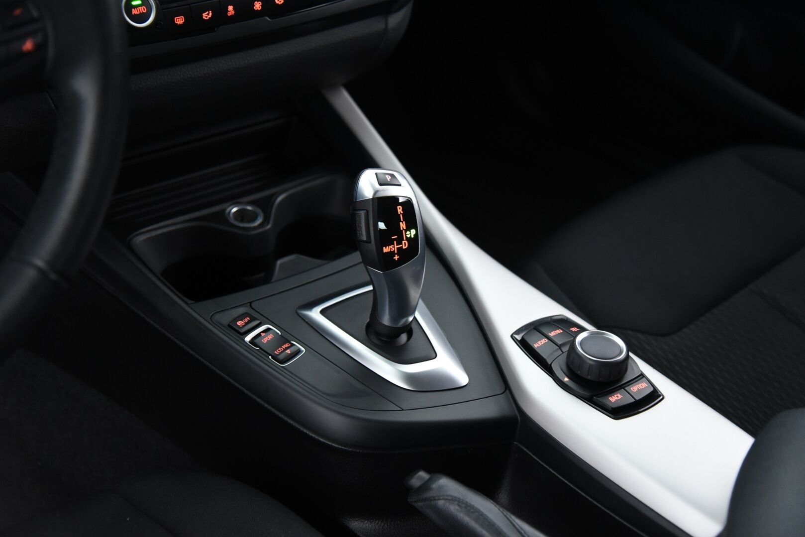 BMW 116 2015 F20 Hatchback 116d TwinPower Turbo A Business Aut / Webasto / Xenon / Vakkari / P-tutka / - Juuri huollettu & katsastettu / - HULLUT AVAJAISHULINAT KORKOTARJOUS 3,29 %