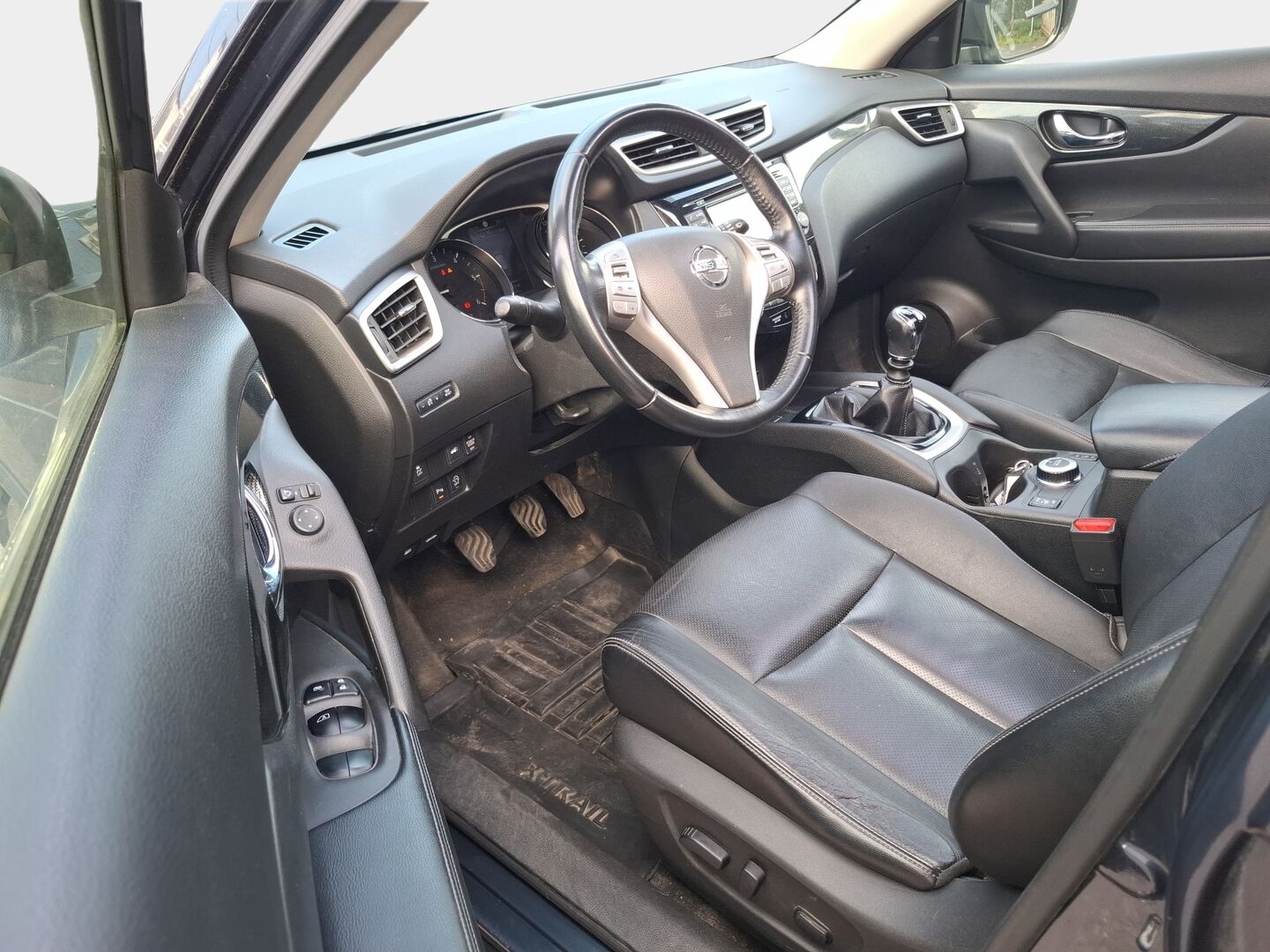 Nissan X-Trail 2015 dCi 130 Tekna 4WD 6 MT Moonroof * 360 kamera / Panorama / Sähköpenkit / Nahat /  Lohko / Sähköluukku / Kaistavahti / BLIS * - * Huippuvarusteet / Esimerkilliset huollot / 3-.om Suomi-auto / Juuri katsastettu * 